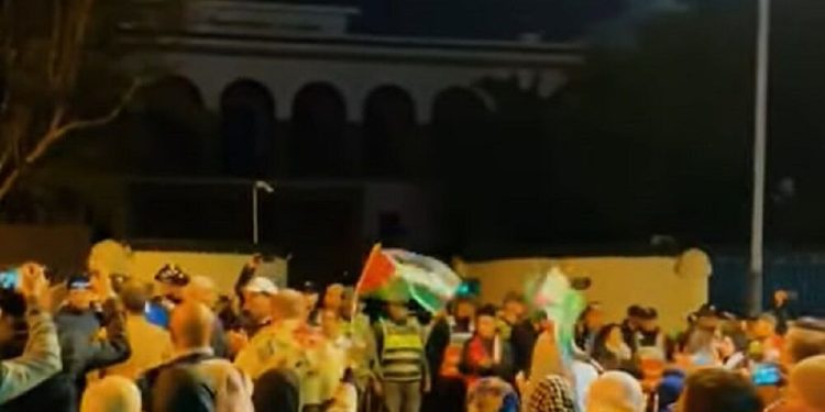 تظاهرات مردم خشمگین مغرب مقابل کنسولگری فرانسه + فیلم