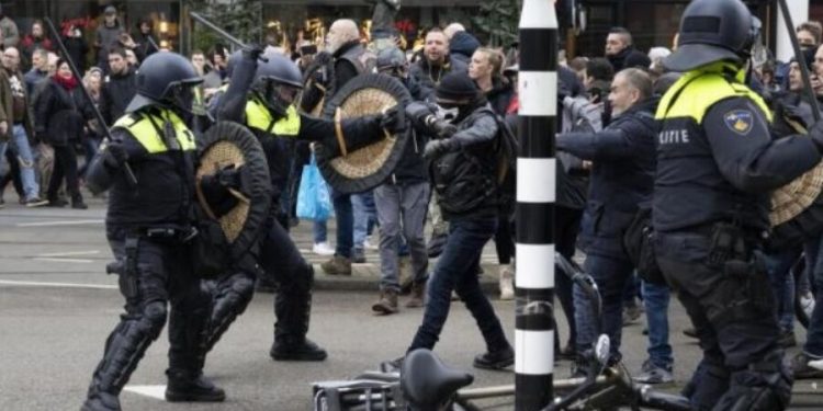 افزایش شمار بازداشتیهای حامی فلسطین در آمستردام به ۵۰ نفر