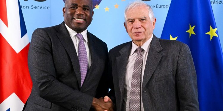 رایزنی بورل با دیپلماتهای ارشد انگلیس و آمریکا درباره آینده جنگ اوکراین