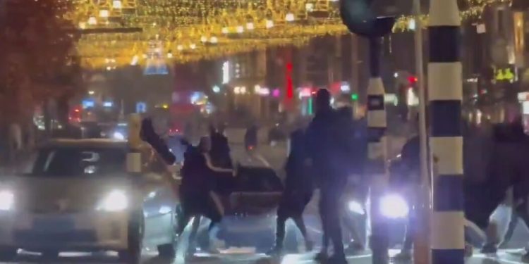 کتک خوردن تماشاگران صهیونیست پس از اهانت به پرچم فلسطین در هلند + فیلم