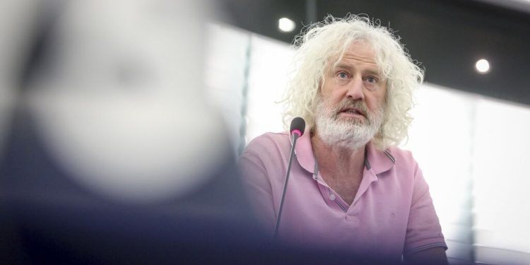 قانونگذار سابق اروپایی: دستان هر کسی که در اسرائیل سرمایهگذاری کند، آغشته به خون خواهدبود