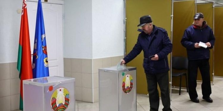 بر اساس نتایج یک نظرسنجی: لوکاشنکو برنده انتخابات ریاست جمهوری بلاروس خواهد شد