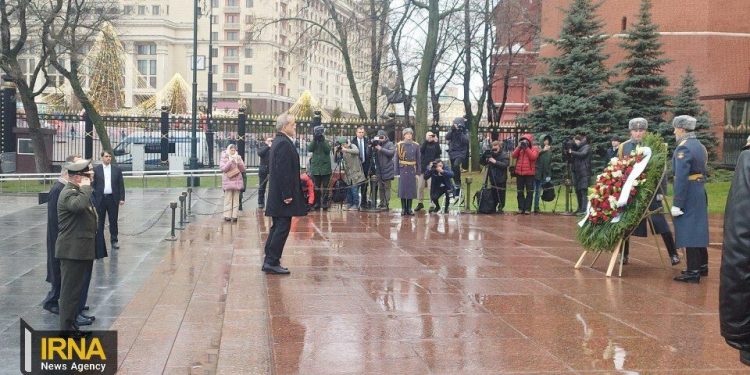 پزشکیان بر بنای یادبود سرباز گمنام روسیه تاج گل نثار کرد