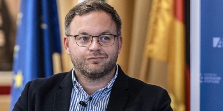 مقام مجارستانی: الحاق اوکراین به اتحادیه اروپا را در صورت تهدید امنیت انرژی نمیپذیریم