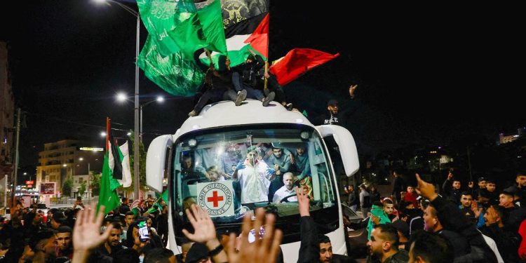 چرا رژیم صهیونیستی از ابراز احساسات اسرای فلسطینی میترسد؟