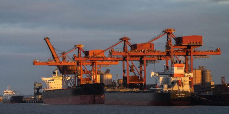 بلومبرگ: فرانسه خواستار اقدامات تلافی جویانه علیه تعرفه جدید ترامپ است