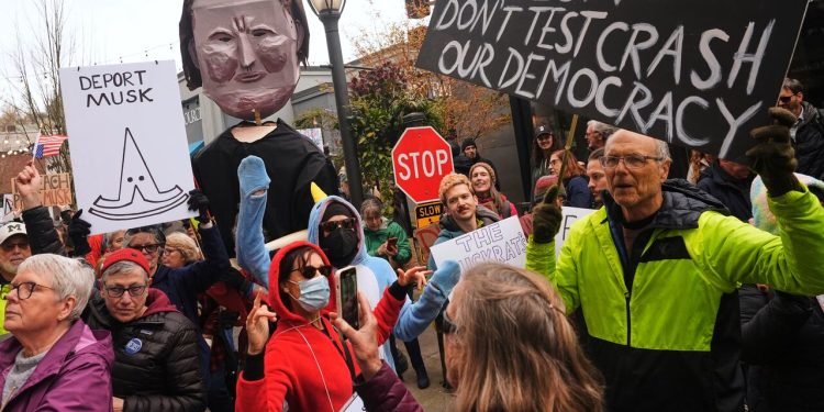تظاهرکنندگان در ایالات متحده و اروپا علیه ایلان مسک نشان دادند