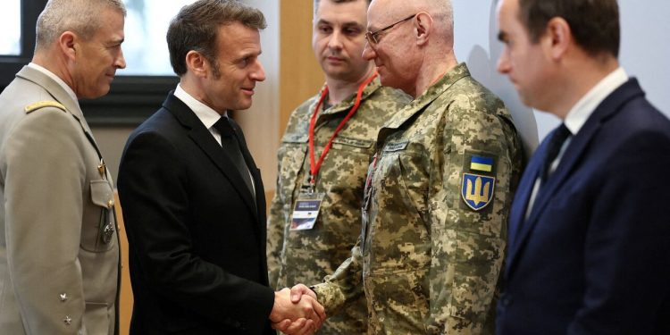 ماکرون خواستار "ضمانت امنیتی خوب" به اوکراین شد