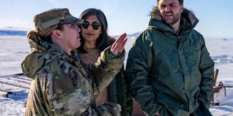 فرمانده پایگاه فضایی آمریکا در گرینلند رد شده است