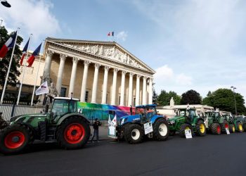 تجمع اعتراضی کشاورزان فرانسوی در مقابل پارلمان این کشور
