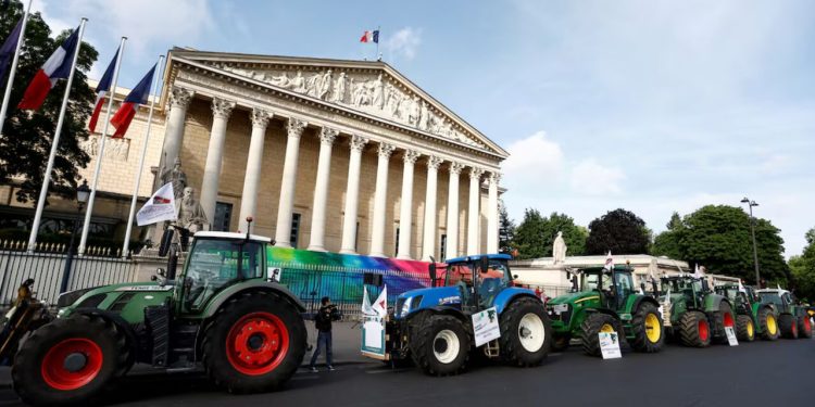 تجمع اعتراضی کشاورزان فرانسوی در مقابل پارلمان این کشور