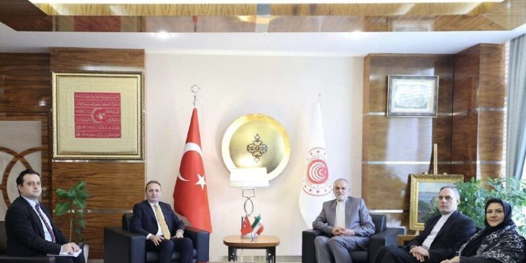 تاکید ایران و ترکیه بر گسترش همکاریهای اقتصادی و تجاری