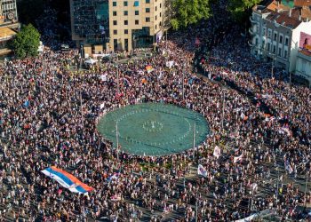 اعتراضات موقت در صربستان به خشونت وارد شده است