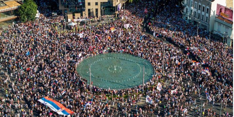 اعتراضات موقت در صربستان به خشونت وارد شده است