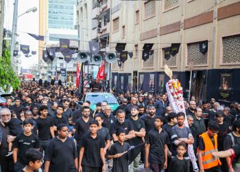 او یک جشن عاطفی از تاسوا و آشور در استانبول و خانه اسلام را حفظ می کند