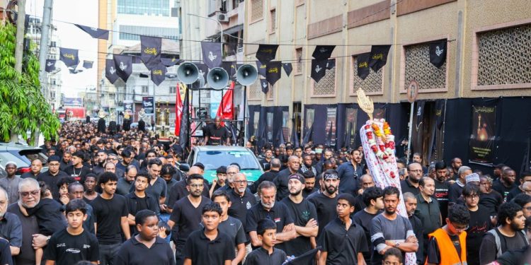 او یک جشن عاطفی از تاسوا و آشور در استانبول و خانه اسلام را حفظ می کند