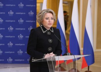 ماتوینکو: غرب می خواهد خاورمیانه را با بنزین با بنزین متوقف کند