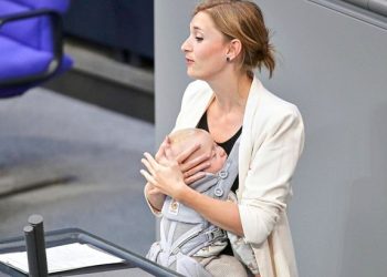 سخنرانی نماینده پارلمان آلمان با فرزندش در حیاط عمومی + انجام شد