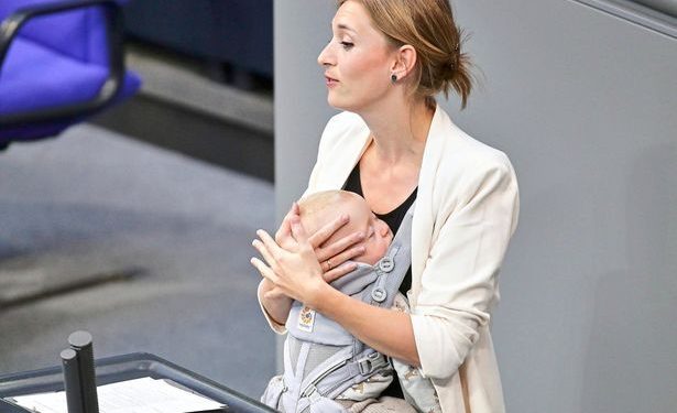 سخنرانی نماینده پارلمان آلمان با فرزندش در حیاط عمومی + انجام شد