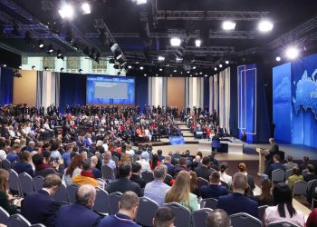 از اهدای کتاب در ستایش ایران به پوتین تا قول تاسیس مرکز چادر در روسیه + فیلم