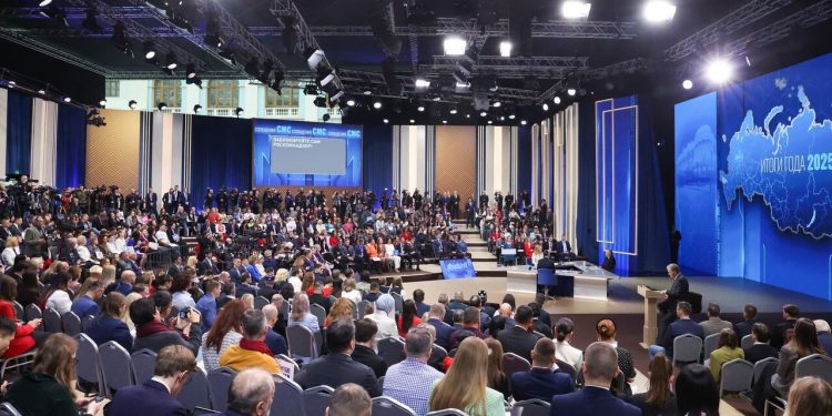 از اهدای کتاب در ستایش ایران به پوتین تا قول تاسیس مرکز چادر در روسیه + فیلم